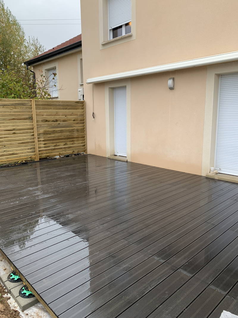 Terrassement fini avec pose du gazon en rouleau