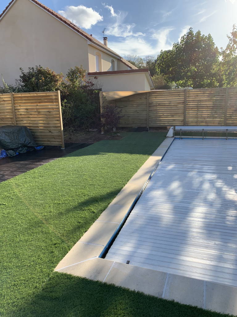 Terrassement fini avec pose du gazon en rouleau