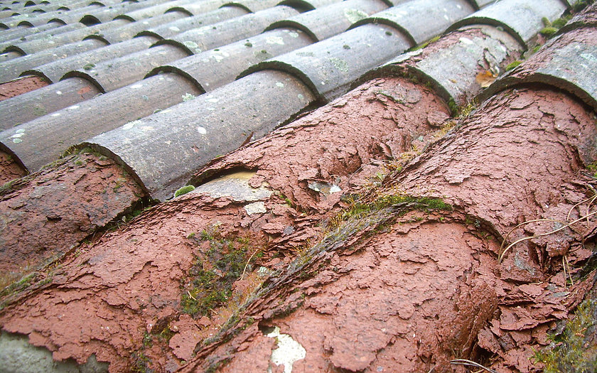 tuiles dégradées par le temps